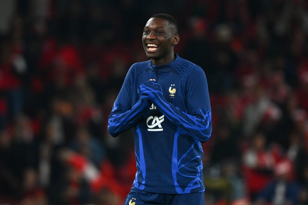 穆雅尼確定遞補恩昆庫空缺　卡馬文加遭受種族攻擊